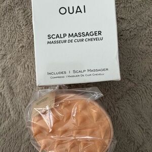 OUAI Scalp Massager in Peach